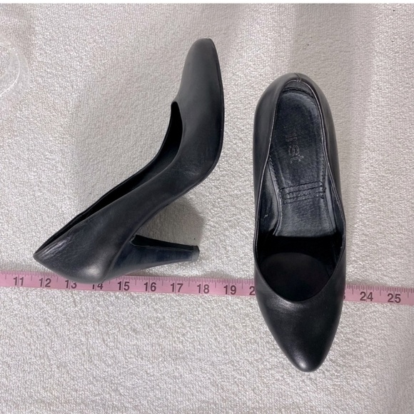 First Black Leather Round Toe Pumps Heels 38 - Picture 13 of 14